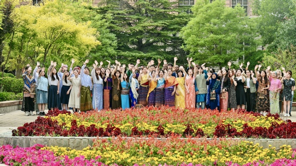 Tianjin Foreign Studies University  มหาวิทยาลัยภาษาต่างประเทศเทียนจิน 天津外国语大学  Tianjin Foreign Studies University (TFSU)   Tianjin Foreign Studies University มหาวิทยาลัยภาษาต่างประเทศเทียนจิน   Beijing Information Science and  Technology University ทุน  เมือง：เทียนจิน  Tianjin  天津     Tianjin Foreign Studies University หรือ “มหาวิทยาลัยภาษาต่างประเทศเทียนจิน” มีชื่อภาษาจีนว่า “天津外国语大学” เรียกสั้น ๆ ว่า “เทียนไว่” (天外) ตั้งอยู่ในมหานครเทียนจิน (天津)       Tianjin Foreign Studies University เป็นหนึ่งใน 8 มหาวิทยาลัยการศึกษาด้านต่างประเทศชั้นนำของจีน มีความเชี่ยวชาญภาษาต่างประเทศ เช่น อังกฤษ ญี่ปุ่น เยอรมัน ฝรั่งเศส รัสเซีย เกาหลี สเปน โปรตุเกส เป็นต้น โดยเฉพาะหลักสูตรการเรียนภาษาอังกฤษและภาษาญี่ปุ่นที่อยู่ในอันดับต้น ๆ ของประเทศจีน   ADDITIONAL INFORMATION  Tianjin Foreign Studies University (TFSU)   มหาวิทยาลัยภาษาต่างประเทศเทียนจิน  เมือง  เทียนจิน  Tianjin  天津  สังกัด  รัฐบาล  เพศ  สหศึกษา  ระดับการศึกษา  ปริญญาตรี, ปริญญาตรี1+4, ปริญญาโท,   ปริญญาเอก  หลักสูตร  ภาษาจีน  อายุที่เปิดรับสมัคร  ปริญญาตรี 18-25 ปี   ปริญญาโท18-35 ปี  ปริญญาเอก18-40ปี  ที่พัก  หอพักใน  จำนวนนักเรียน  ~ 20,024  วันเปิดเรียน  เทอม 1 (กันยายน), เทอม 2 (มีนาคม)  ค่าเทอม   15,400   หยวนต่อปี（ปริญญาตรี ） 19,400  หยวนต่อปี（ปริญญาโท） ค่าที่พัก   21,900  หยวนต่อปี (ห้องพัก 2 คน) Tianjin Foreign Studies University   สอบถามข้อมูลทุนเพิ่มเติมได้ที่  097-101-9296、091-793-3986   คลิ๊กเพื่อสมัคร    ทุนเรียนภาษาจีนระยะสั้น 2024  Tianjin Foreign Studies University (TFSU)    ทุน   มหาวิทยาลัยภาษาต่างประเทศเทียนจิน       จุดเด่น    1. ตั้งอยู่ในเมืองเทียนจิน，อยู่ใกล้ปักกิ่ง 2. อัตราการได้รับทุนสูง，มากกว่า95%ขึ้นไปฟรีค่าเทอม 3. มีนักศึกษานานาชาติกว่า 600 คน จากกว่า70 ประเทศ   Tianjin Foreign Studies University ทุน   ประเภท  รายละเอียดทุน ปริญญาตรี  ฟรีค่าเทอม   ปริญญาตรี1+4  ปริญญาโท1+3  ฟรีค่าเทอม    ปริญญาโท  ฟรีค่าเทอม  ฟรีค่าที่พัก  มีค่าครองชีพ 3,000 หยวนทุกเดือน  ปริญญาเอก  ฟรีค่าเทอม  ฟรีค่าที่พัก  มีค่าครองชีพ 3,500 หยวนทุกเดือน    คุณสมบัติ 1、GPA 3.0 2、มีทุน ป.ตรี 1+4  รับเกรด 3 ขึ้นไป （ หากมี HSK3 ปรับภาษาฟรี 1ปี  หากไม่มี HSK เสียค่าปรับภาษา 10500 หยวน/ปี）  3、ภาคจีน：ปริญญาตรี、ปริญญาโท ต้องมี HSK4-180 คะแนนขึ้นไป  4、ภาคอินเตอร์：IETLS 6.0 หรือ TOEFL 79  ขึ้นไป     Beijing University of Technology 北京工业大学   สอบถามข้อมูลทุนเพิ่มเติมได้ที่  097-101-9296、091-793-3986   คลิ๊กเพื่อสมัคร     Beijing University of Technology มหาวิทยาลัยเทคโนโลยีปักกิ่ง   Tianjin Foreign Studies University